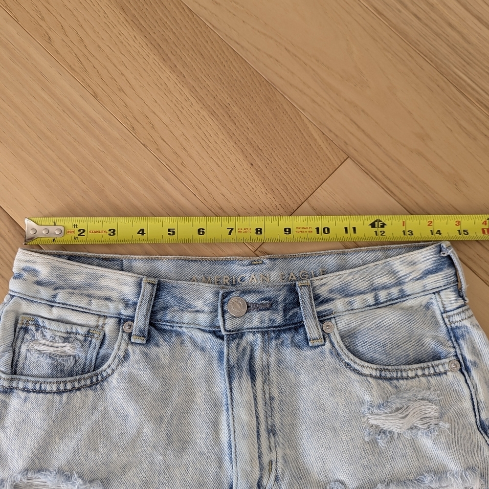 American Eagle Mom Shorts High Rise Acid Wash Distressed Denim - Size 4 - Picture 5 of 10